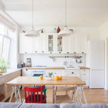 Biela kuchyňa s doskou z dreva: 60 moderných fotografií a možností dizajnu-8