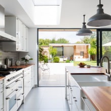 Bucătărie albă cu blat din lemn: 60 de fotografii moderne și opțiuni de design-5