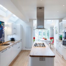 Bílá kuchyň s dřevěnou deskou: 60 moderních fotografií a designových možností-4