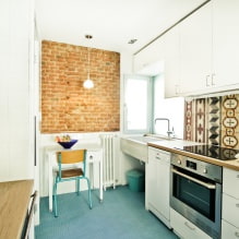 Valkoinen keittiö, jossa on puinen työtaso: 60 modernia valokuvaa ja suunnitteluvaihtoehtoa - 2