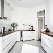 Balta virtuvė su mediniu stalviršiu: 60 šiuolaikiškų nuotraukų ir dizaino variantų - 21