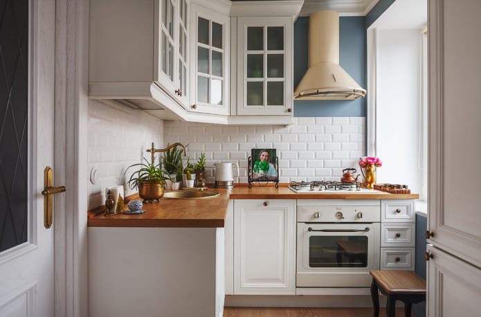 Bucătărie albă cu blat din lemn: 60 de fotografii moderne și opțiuni de design
