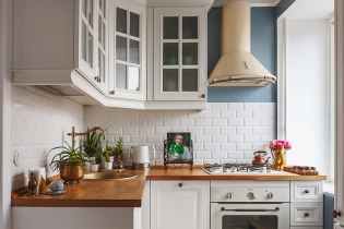 Valkoinen keittiö, jossa on puinen työtaso: 60 modernia valokuvaa ja suunnitteluvaihtoehtoa