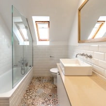 Kylpyhuoneen suunnittelu ullakolla: viimeistelyominaisuudet, väri, tyyli, verhojen valinta, 65 valokuvaa-14