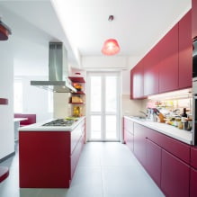 Raudonas virtuvės komplektas: savybės, tipai, deriniai, stiliaus pasirinkimas ir užuolaidos-4