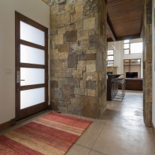 Kámen v interiéru chodby: povrchové úpravy, typy, barvy, styly a kombinace-0