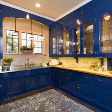 صورة لتصميم المطبخ مع مجموعة زرقاء -1