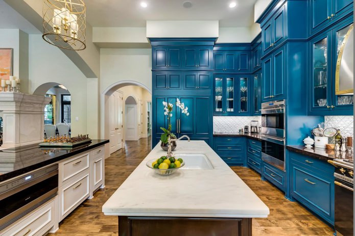 Foto del design della cucina con un set blu