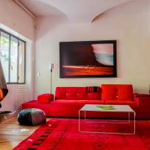Sarkans dīvāns interjerā: veidi, dizains, kombinācija ar tapetēm un aizkariem-30