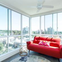 Rød sofa i interiøret: typer, design, kombination med tapet og gardiner-17