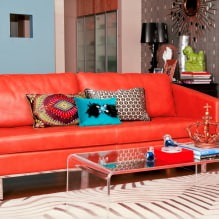 Sofa merah di pedalaman: jenis, reka bentuk, kombinasi dengan kertas dinding dan langsir-19