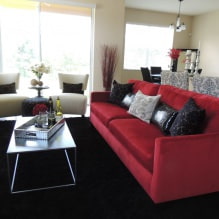 Sofa merah di pedalaman: jenis, reka bentuk, kombinasi dengan kertas dinding dan langsir-6