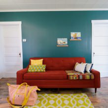 Sarkans dīvāns interjerā: veidi, dizains, kombinācija ar tapetēm un aizkariem-35
