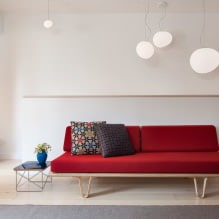 Червен диван в интериора: видове, дизайн, комбинация с тапети и завеси-24