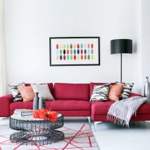 Sarkans dīvāns interjerā: veidi, dizains, kombinācija ar tapetēm un aizkariem-37