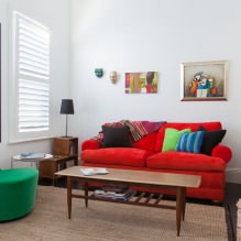 Sarkans dīvāns interjerā: veidi, dizains, kombinācija ar tapetēm un aizkariem-36