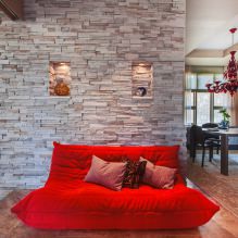 Raudona sofa interjere: tipai, dizainas, derinys su tapetais ir užuolaidomis-11