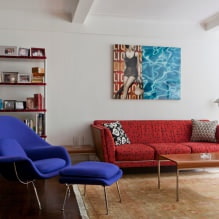 Sarkans dīvāns interjerā: veidi, dizains, kombinācija ar tapetēm un aizkariem-28
