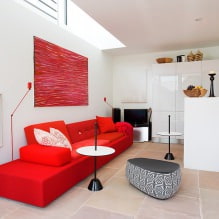 Sarkans dīvāns interjerā: veidi, dizains, kombinācija ar tapetēm un aizkariem-26