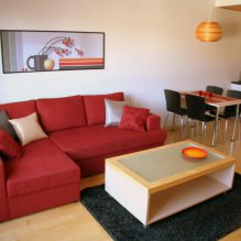 Κόκκινος καναπές στο εσωτερικό: τύποι, σχέδιο, συνδυασμός με ταπετσαρία και κουρτίνες-32