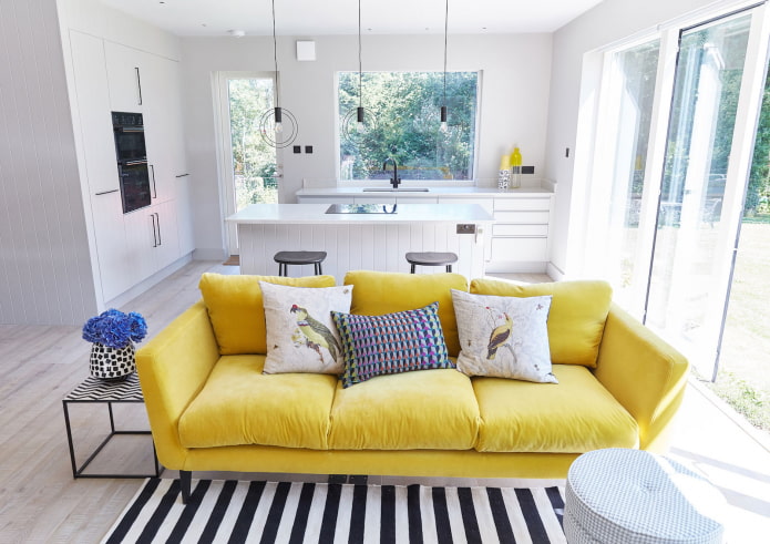 Geltona sofa interjere: rūšys, formos, apmušalų medžiagos, dizainas, atspalviai, deriniai