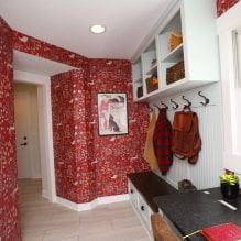 Kertas dinding merah di pedalaman: jenis, reka bentuk, kombinasi dengan warna langsir, perabot-5