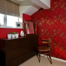 Kertas dinding merah di pedalaman: jenis, reka bentuk, kombinasi dengan warna langsir, perabot-8