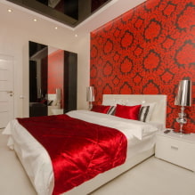 Kertas dinding merah di pedalaman: jenis, reka bentuk, kombinasi dengan warna langsir, perabot-11
