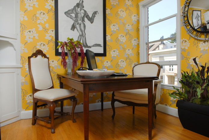 Paper pintat groc a l'interior: tipus, disseny, combinacions, elecció de cortines i estil