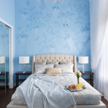 Kertas dinding untuk bilik tidur kecil: warna, reka bentuk, kombinasi, idea untuk siling rendah dan bilik sempit-3