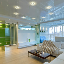 Biely strop: typy, dizajn, fotografia, kombinácia s tapetami a podlahou-11