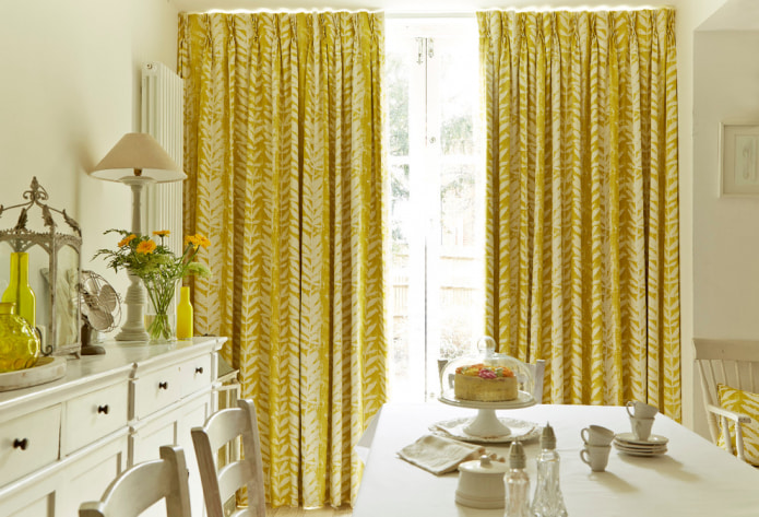 Žluté závěsy v interiéru: typy, látky, barva, design, dekor, kombinace s barvou tapety