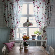 Záclony s květinami: typy, velký a malý květ, dekor, kombinace, fotografie v interiéru-2