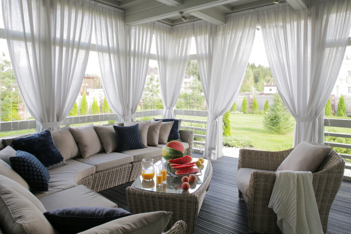 Pouličné záclony na altánky a verandy: typy, materiály, dizajn, fotografia terasovej výzdoby