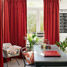 Sarkani aizkari interjerā: veidi, audumi, dizains, kombinācija ar tapetēm, dekors, stils-5