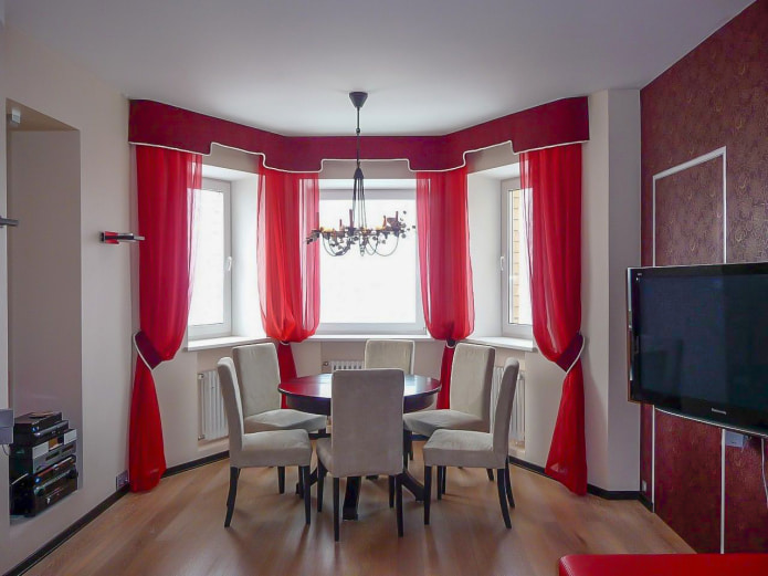 Cortines vermelles a l'interior: tipus, teixits, disseny, combinació amb fons de pantalla, decoració, estil