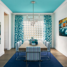 Tirai biru di tingkap: jenis, reka bentuk, kombinasi, kain, hiasan, gabungan dengan kertas dinding-1