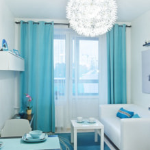 Tirai biru di tingkap: jenis, reka bentuk, kombinasi, kain, hiasan, kombinasi dengan kertas dinding-7
