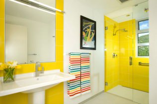 Sarı renkli güneşli banyo tasarımı