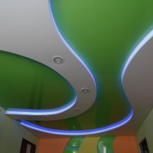 Stoupající strečový strop: typy konstrukce, tvar, materiál, design, barva, fotografie v interiéru-4