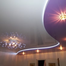 Stoupající napínací strop: typy designu, tvar, materiál, design, barva, fotografie v interiéru-6