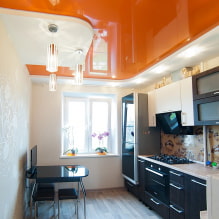 Dvouúrovňový strop v kuchyni: typy, design, barva, možnosti tvaru, osvětlení-0