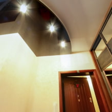 Trần căng trong hành lang và hành lang: các loại cấu trúc, kết cấu, hình dạng, ánh sáng, màu sắc, thiết kế-1