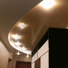 Stretch strop na chodbe a chodbe: typy štruktúr, textúry, tvary, osvetlenie, farba, dizajn-3