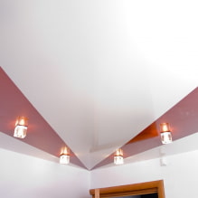 Dvojfarebné strečové stropy: typy, kombinácie, dizajn, formy zlepenia v dvoch farbách, fotografia v interiéri-1