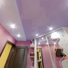 Двуцветни опънати тавани: видове, комбинации, дизайн, форми на залепване в два цвята, снимка в интериора-4