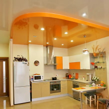 Dvoubarevné napínací stropy: typy, kombinace, design, formy lepení ve dvou barvách, fotografie v interiéru-5