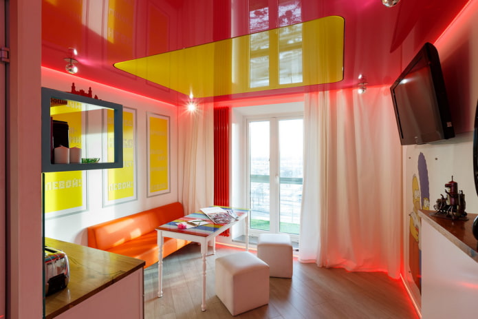 Tweekleurige spanplafonds: soorten, combinaties, ontwerp, vormen van verklevingen in twee kleuren, foto's in het interieur