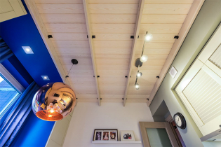 Obkladový strop: typy, designové nápady, barva, tvarová dekorace, osvětlení