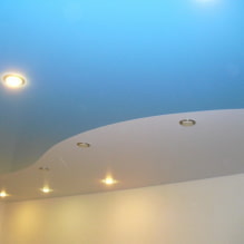 Niebieskie sufity we wnętrzu: zdjęcia, widoki, projekt, oświetlenie, połączenie z innymi kolorami, ścianami, zasłonami-2